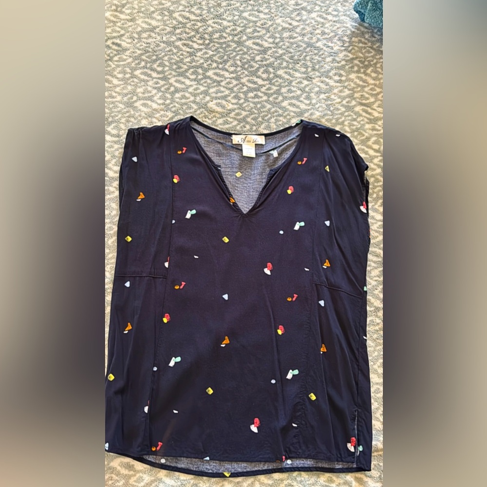 Amour Vert Blue Blouse with V-Neck and Playful Print